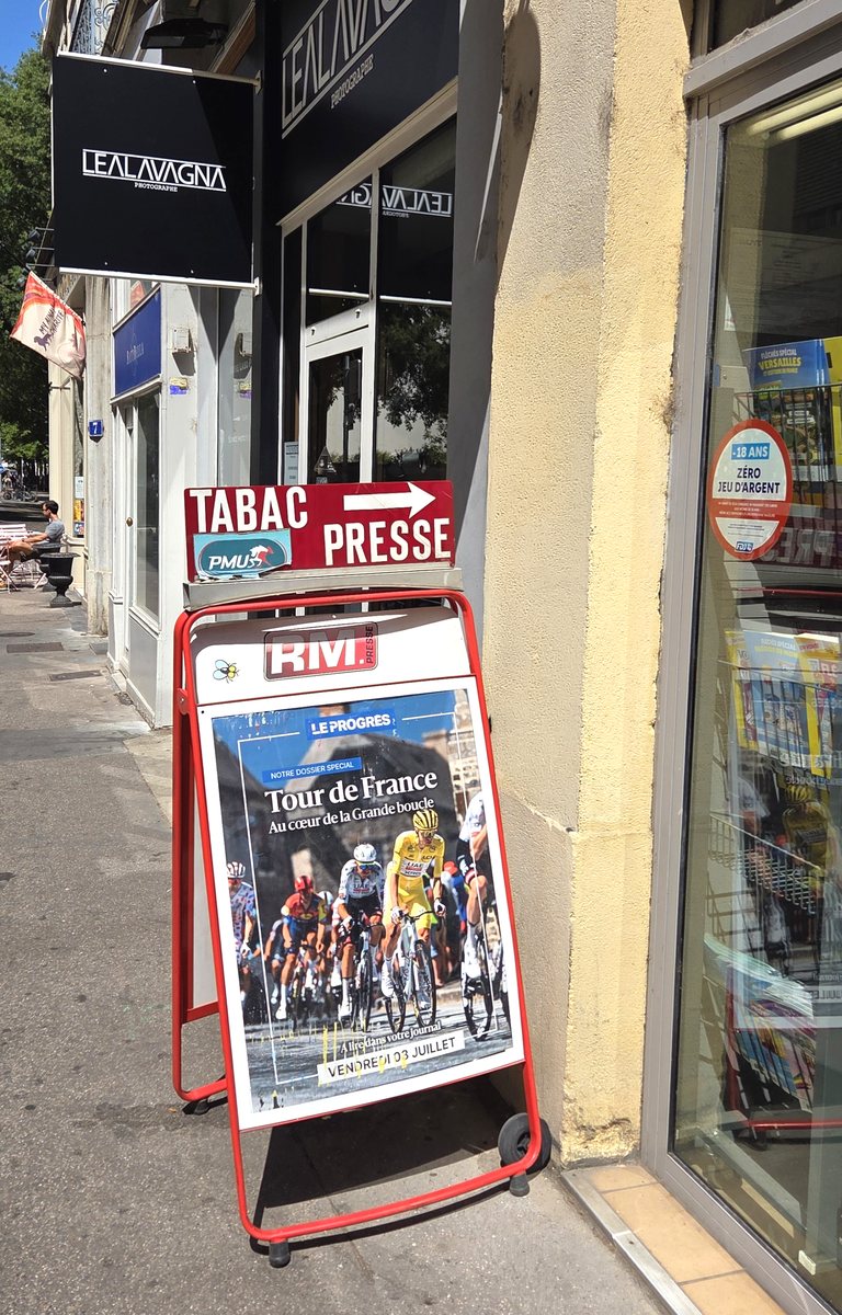 Chevalet d’affichage Martinez Presse devant un tabac-presse signalé