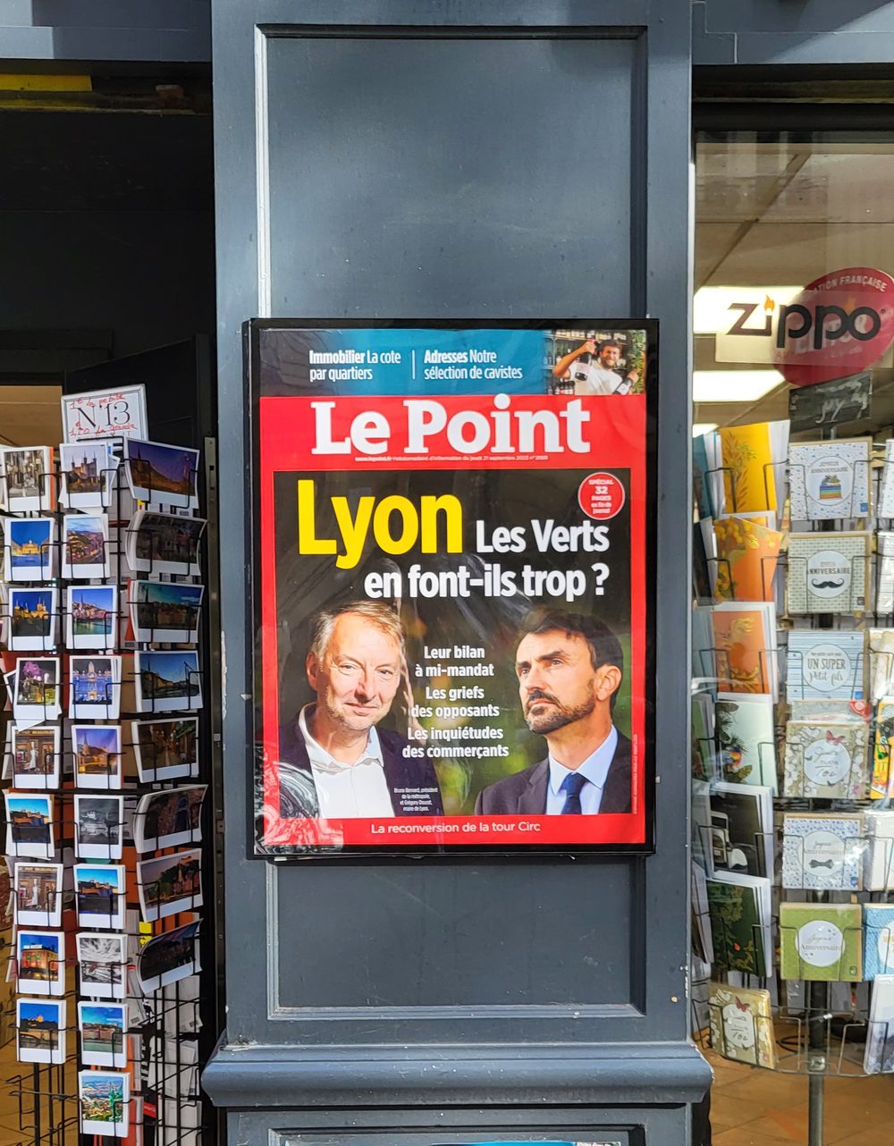Panneau d'affichage encadré sur le pilier d'un point presse